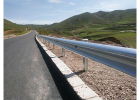 吐鲁番地区公路波形护栏工程